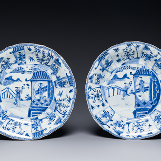 Paire de plats en porcelaine de Chine bleu et blanc figurant les 'Soeurs Cao', Kangxi/Yongzheng
