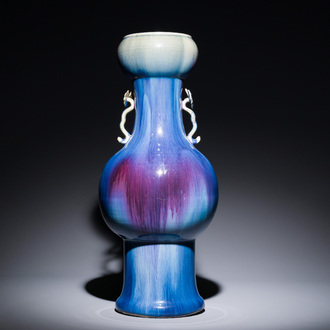 Vase de forme bouteille à tête d'ail en porcelaine de Chine à émail flambé aux anses en form de ruyi, 19ème