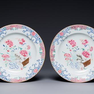 Paire de plats en porcelaine de Chine famille rose à décor d'antiquités, Yongzheng