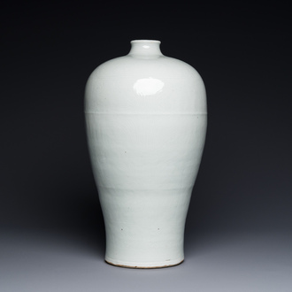 Grand vase de forme 'meiping' en porcelaine de Chine de type tianbai à décor incisé, Ming, 15ème