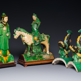 Paire de tuiles faitières en grès émaillé sancai en forme de dauphin et deux figures de guerrier et intellectuel, Ming
