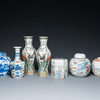 Zes diverse Chinese porseleinen vazen en één dekseldoos, 19/20e eeuw