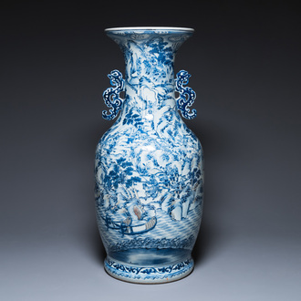 Een grote Chinese blauw-witte en koperrode vaas met een bergachtig rivierlandschap, 19e eeuw