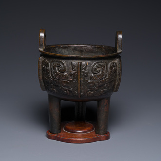 Een Chinees archaïsch bronzen wierookvat op drie poten, 'ding', Song/Ming