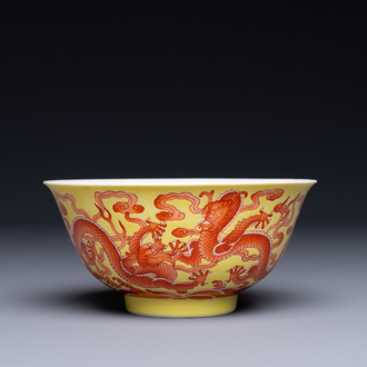 Een zeldzame Chinese ijzerrood gedecoreerde 'draken' kom met gele fondkleur, Qianlong merk en periode