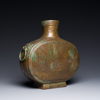 Een Chinees archaïsch bronzen vat, 'Bianhu', Han