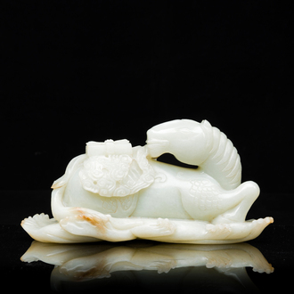 Een Chinese celadon jade sculptuur van een mythisch paard, 18e eeuw