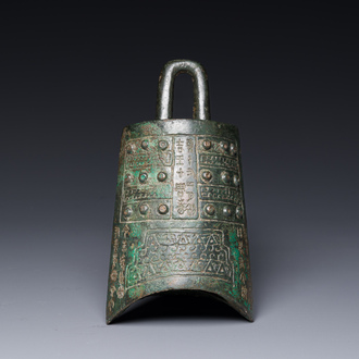 Een zeldzame Chinese archaïsche bronzen bel met inscriptie, Oostelijke Zhou