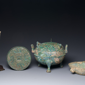 Een groep van vier Chinese archaïsche bronzen voorwerpen, late Shang, Periode van de Strijdende Staten en Han