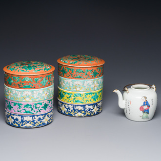 Une paire de boîtes à quatre compartiments et une théière en porcelaine de Chine famille rose, 19ème
