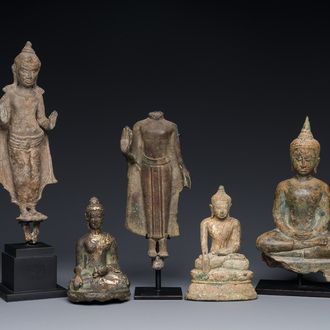 Een groep van vijf bronzen figuren van Boeddha, Thailand en Indonesië, 8/17e eeuw