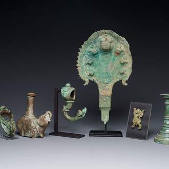 Een verzameling bronzen sculpturen, palanquin haken en een kandelaar, Cambodja, 13e eeuw en vroeger
