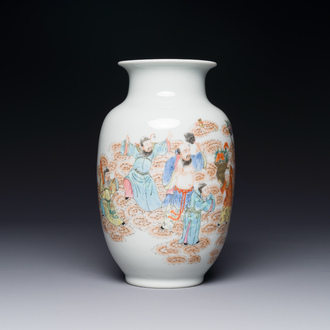 Vase en porcelaine de Chine famille rose à décor de huit immortels, marque de Qianlong, République