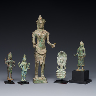 Een groep van vijf bronzen figuren van Shiva, Bodhisattva en Uma, Cambodja, 11/16e eeuw