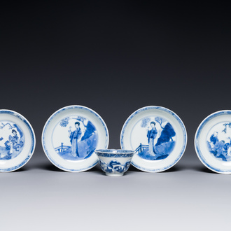 Quatre soucoupes en porcelaine de Chine en bleu et blanc et une tasse à sujet érotique, Kangxi