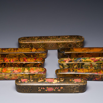 Een verzameling van acht gelakte papier-maché pennendozen of qalamdans, Qajar, Perzië, 19e eeuw