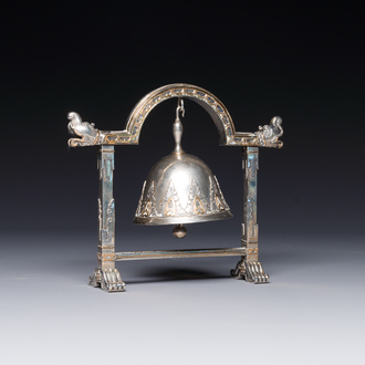 Een fijne tafelbel of miniatuur gong in deels verguld zilver, Zuidoost-Azië, begin 20e eeuw