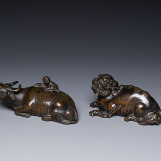 Twee Chinese bronzen waterdruppelaars, Ming/Qing