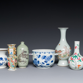 Een gevarieerde collectie Chinees blauw-wit en famille rose porselein, 18e eeuw en later
