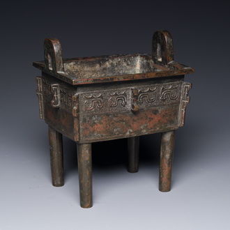 Een Chinees rechthoekig bronzen 'fangding' wierookvat in Westelijke Zhou-stijl, Ming