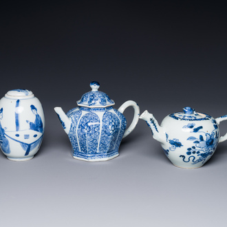 A Chinese blue and white tea caddy and two teapots, Kangxi/Qianlong