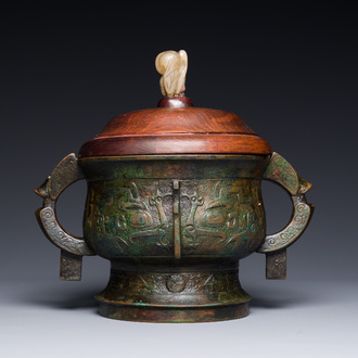 Een bijzondere Chinese archaïstische bronzen wierookvat met houten deksel, 'gui', Song
