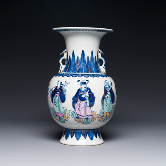 Een Chinese doucai vaas met 'Acht Onsterfelijken', Qianlong merk, Republiek