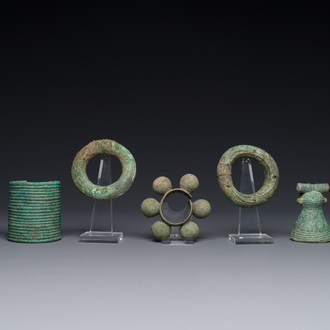 Een verzameling bronzen armbanden en dierenbellen, Vietnam en Cambodja, 4/1e eeuw v.C.