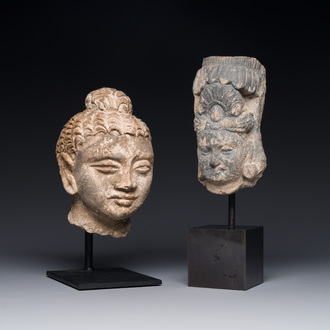 Un fragment d'une tête de Sakyamuni en stuc et d'une tête de Bodhisattva en schiste, Gandhara, 1/4ème