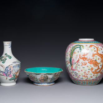 Een Chinese famille rose vaas, een kom en een pot, Qianlong merk, 19e eeuw