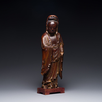 Sculpture de Guanyin en bois laqué et partiellement doré, Chine, Ming