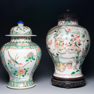 Two Chinese famille verte covered vases on wooden stands, 19th C.