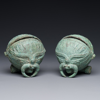 Een paar ronde bronzen bellen voor waterbuffels, Cambodja, Batambang provincie, 300 v.C.