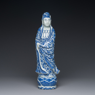 Figure de Boddhisattva en porcelaine de Chine en bleu et blanc, marque de sceau Xue Chang Sen 薛長森, République