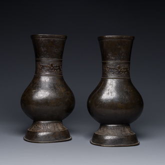 Paire de vases de forme 'hu' en bronze à décor taotie, Chine, Song/Yuan