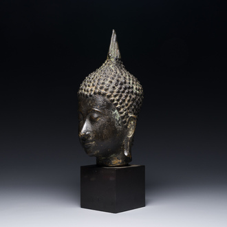 Een Thais bronzen Boeddha hoofd in Noordelijke Sukhotai-stijl, 17/18e eeuw