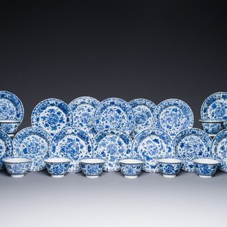 Tien Chinese blauw-witte koppen en veertien schotels met floraal decor, lingzhi merk, Kangxi
