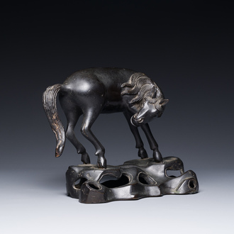 Een zeldzaam Chinees bronzen beeld van een paard, Ming