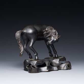 Rare sculpture d'un cheval en bronze, Chine, Ming