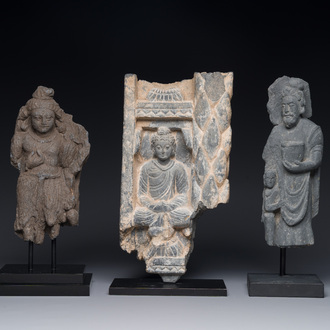 Een Gandhara sculptuur van de Bodhisattva Maitreya, een zittende Boeddha en een meester met kind in grijze schist, 1/5e eeuw