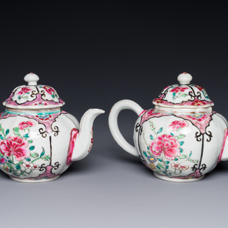 Paire de théières en porcelaine de Chine famille rose à décor floral, Qianlong