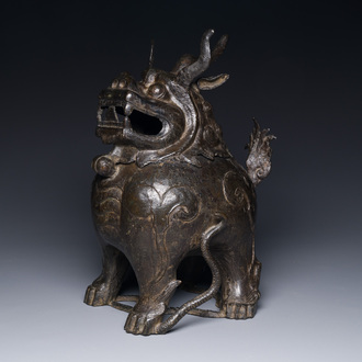Grand brûle-parfum couvert en bronze en forme de luduan, Chine, Ming