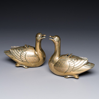 Een paar Chinese met zilver ingelegde bronzen waterdruppelaars in de vorm van eend, Qing