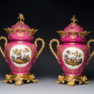 Paire de pots-pourris en porcelaine polychrome à fond rose et partiellement doré, Jacob Petit, Paris, France, 19ème