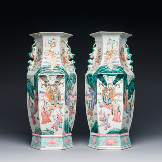 Paire de vases de forme hexagonale en porcelaine de Chine famille rose, 19ème