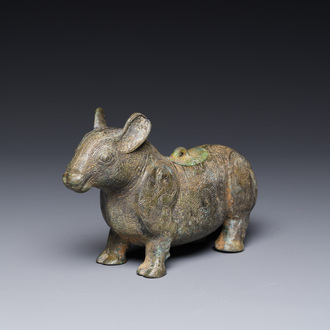 Rare récipient rituel en bronze en forme de tapir de style Zhou oriental, Chine, période des Royaumes combattants