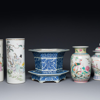 Two Chinese qianjiang cai hat stands, a blue and white jardiniere on stand, a famille rose vase and a covered vase, 19/20th C.