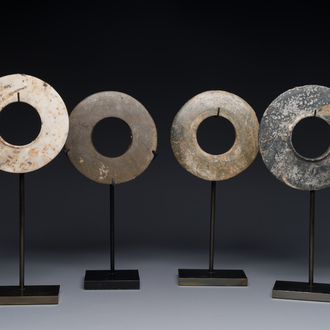 Vier armbanden in marmer, serpentijn en schelp uit de Thaise neolithische periode, Khorat-plateau, 1400-500 v.C.