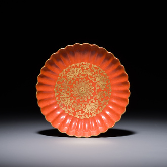 Coupe en porcelaine de Chine à décor doré à décor de rinceaux de lotus sur fond rouge de corail, marque de Jiaqing, République