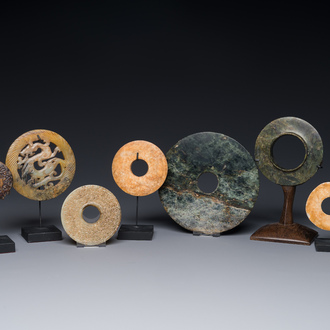 Een gevarieerde collectie 'bi' schijven en jade amuletten, China, 1e eeuw v.C. en eerder